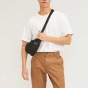 Everlane Black Men’s Everyday Sling Bag with zippered pockets